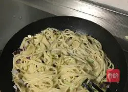 Illustration of how to make cream purple and green pasta 6
