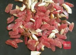 Illustration of how to make braised rice with mushrooms, sausages and potatoes 4