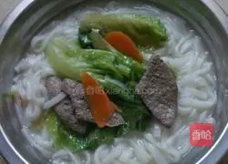 Illustration of how to make pork liver, lettuce and rice noodle soup 5