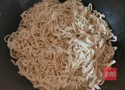 Illustration of how to make braised noodles with garlic and sprouts in iron pot 12