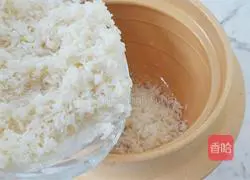 Illustration of how to make sausage claypot rice 5