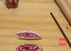 Illustration of how to make two-color linseed pink flower rolls 10