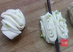 Illustration of how to make oil and salt flower rolls 12