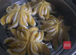 Illustration of two-color chrysanthemum rolls 13