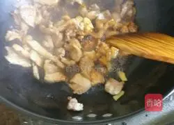 Illustration of how to braise noodles in iron pot 3