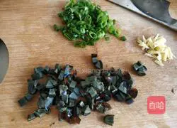 Illustration of how to make preserved egg and lean meat porridge 4