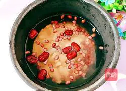 Illustration of how to make red dates, peanuts and yam porridge 7