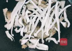 Illustration of how to make nutritious fresh mushroom soup rice noodles 5