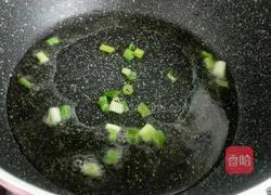 Illustration of how to make stir-fried steamed buns with garlic sprouts 6