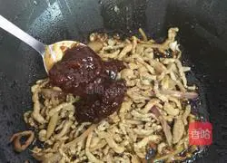 Illustration of how to make rice noodles with shredded pork and shiitake mushrooms 6