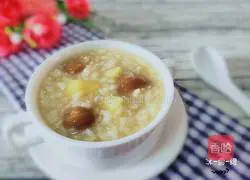 Illustration of how to make apple and longan rice porridge 1