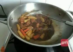 Illustration of how to make spareribs claypot rice 4