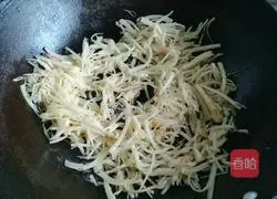 Illustration of how to make stir-fried pancakes with cabbage and shredded pork 6