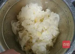 Illustration of how to make peach gum, white fungus and millet porridge 4