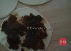 Illustration of how to make rose rolls 2