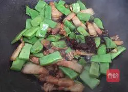 Illustration of how to make braised noodles with soy sauce beans 7