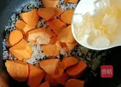 Illustration of how to make seven-color brown rice and sweet potato porridge 6