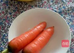 Illustration of how to make carrot flower rolls 1