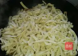 Illustration of how to make chicken leg braised noodles 9