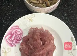 Illustration of how to make rice noodles with shredded pork and shiitake mushrooms 3