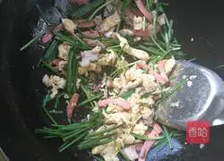 Illustration of how to make fried rice noodles with chives 4