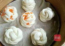 Illustration of how to make silver silk flower rolls 11