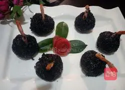 Illustration of how to make shrimp and black rice balls 14