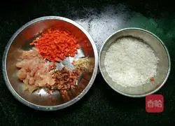 Illustration of how to make mushroom, carrot and chicken porridge 2
