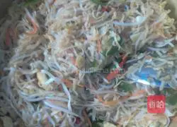 Illustration of how to make stir-fried noodles with mung bean sprouts and eggs 9 