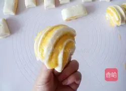 Illustration of how to make coconut milk-flavored flower rolls 14