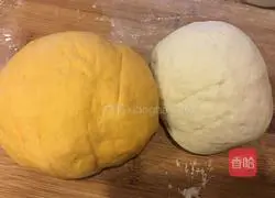 Illustration of how to make two-color flower rolls 11