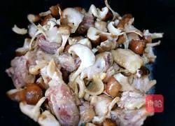 Illustration of how to make claypot rice with mushrooms and chicken 5