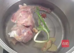 Illustration of how to make spicy rice noodles with minced meat 1