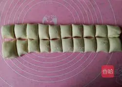 Illustration of how to make salt and pepper flower rolls 10