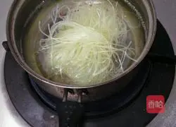 Illustration of how to make cross-bridge rice noodles 3