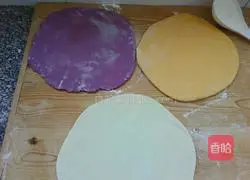 Illustration of how to make three-color flower rolls 2