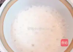 Illustration of how to make mushroom and sausage claypot rice 4