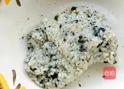 Illustration of how to make seaweed rice balls 11