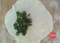 Illustration of how to make paper-thin spring rolls 5