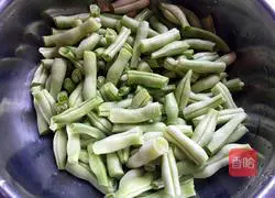 Illustration of how to make braised beans and noodles 3