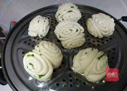 Illustration of how to make green onion rolls 16