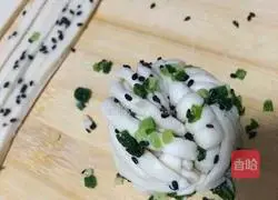 Illustration of how to make sesame and scallion oil flower rolls 6