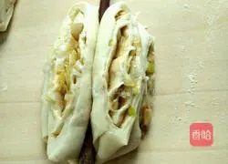 Illustration of how to make scallion rolls 12