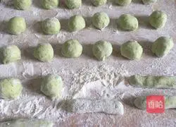 Illustration of how to make green rose rolls 6