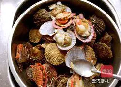 Illustration of how to make scallops, three fresh chives box 2