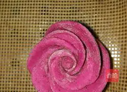 Illustration of how to make dragon fruit rose rolls 6