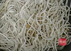 Illustration of how to make lentil braised noodles 4