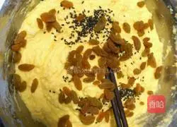 Illustration of how to make corn raisin cake 3