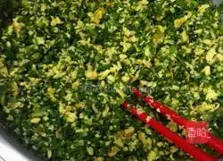 Illustration of how to make leek, egg and shrimp skin pot stickers 6