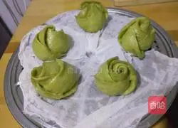 Illustration of how to make green rose rolls 11
